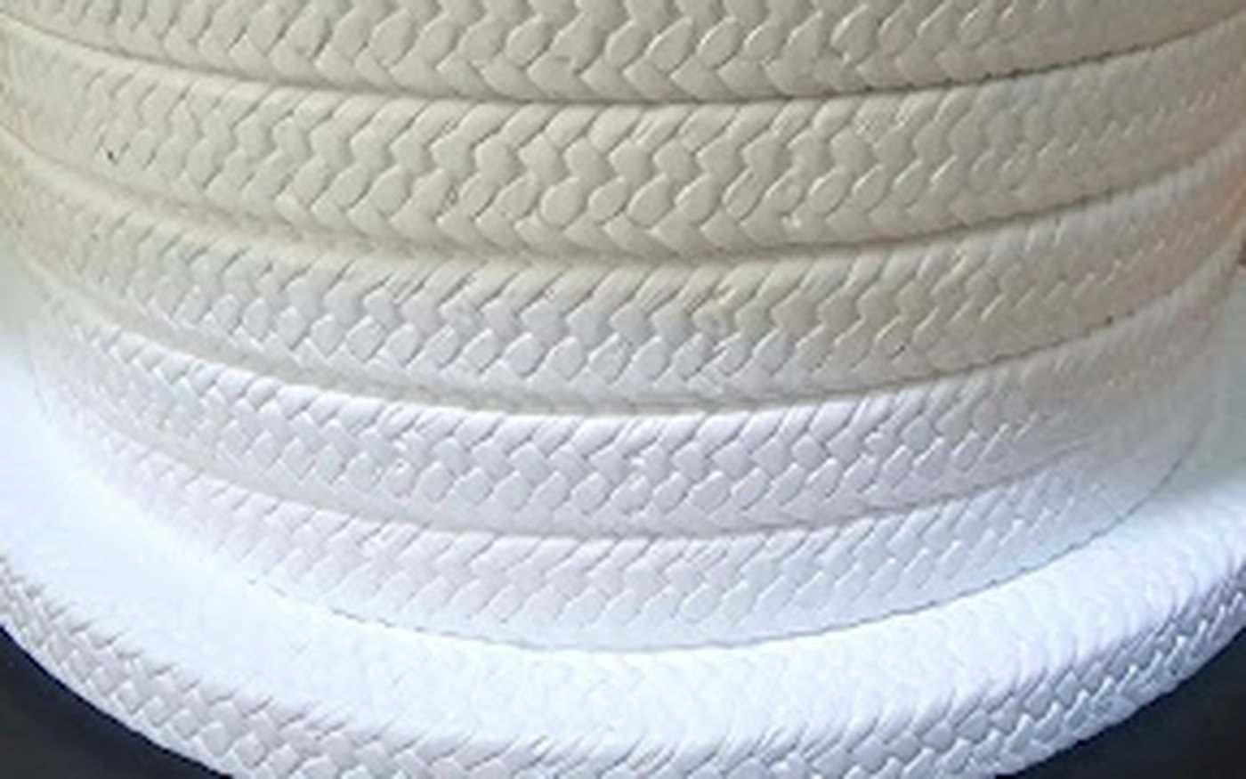 Rollo de material industrial blanco